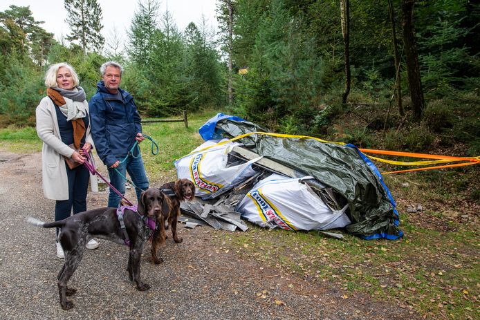 Marian Heezen en Geert-Jan van Holten hebben al veel gezien in het bos, maar dit is weer een nieuw dieptepunt.