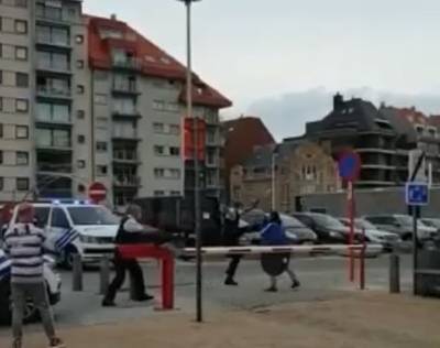 Arrestation mouvementée à Nieuport: un policier maîtrise un homme menaçant avec un coup de pied