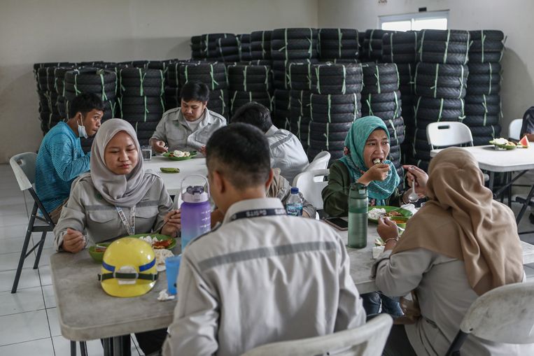 Ban motor baru Gesits sebagian disimpan di kantin.  Foto Hendra Ecka untuk Volkskrant