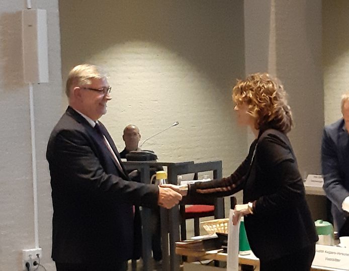 Ad van Beek uit Dongen werd dinsdagvaond beëdigd tot nieuwe wethouder van de gemeente Oirschot. Rechts burgemeester Judith Keijzers-Verschelling.