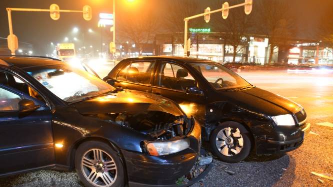 Aanrijding tussen twee personenauto's op Europabaan in Woerden