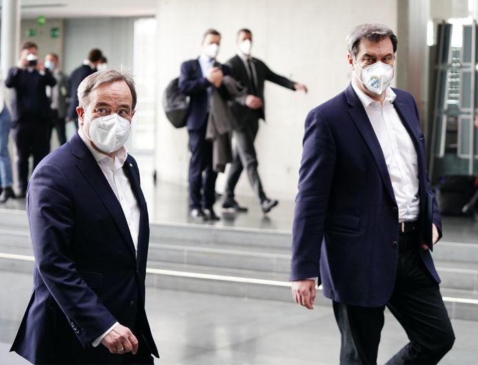 CDU-voorzitter Armin Laschet (L) en CSU-voorzitter Markus Söder (R) zondag in Berlijn.