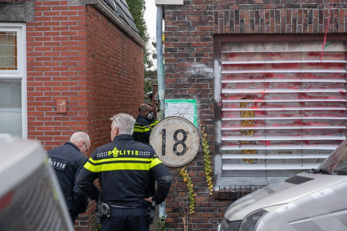 De Explosieven Opruimingsdienst Defensie (EOD) en forensisch onderzoekers van de politie hebben vrijdagochtend onderzoek gedaan in een woning aan de Marcus Buschstraat in Delfzijl.