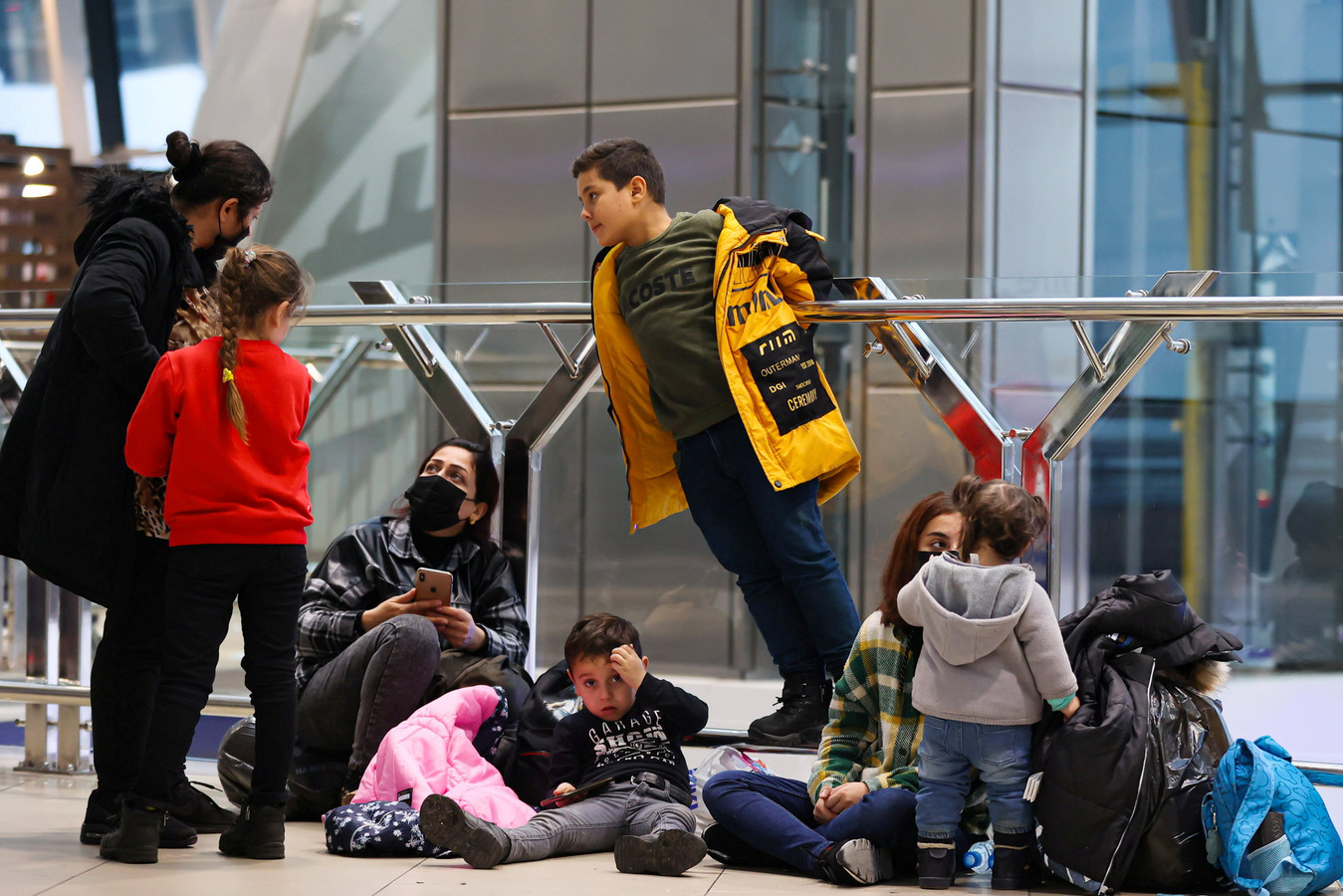 Migranten worden vanuit Minsk teruggevlogen naar Irak. Als maatschappijen mensen onder valse voorwendselen weer naar de Europese grenzen halen, staan ze voortaan op een zwarte lijst.
