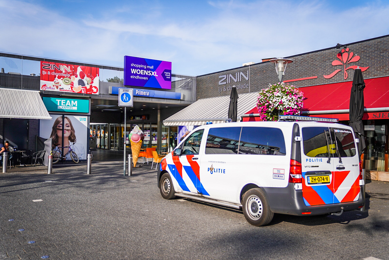Twee daders met mes op de vlucht na overval op Primera in Winkelcentrum