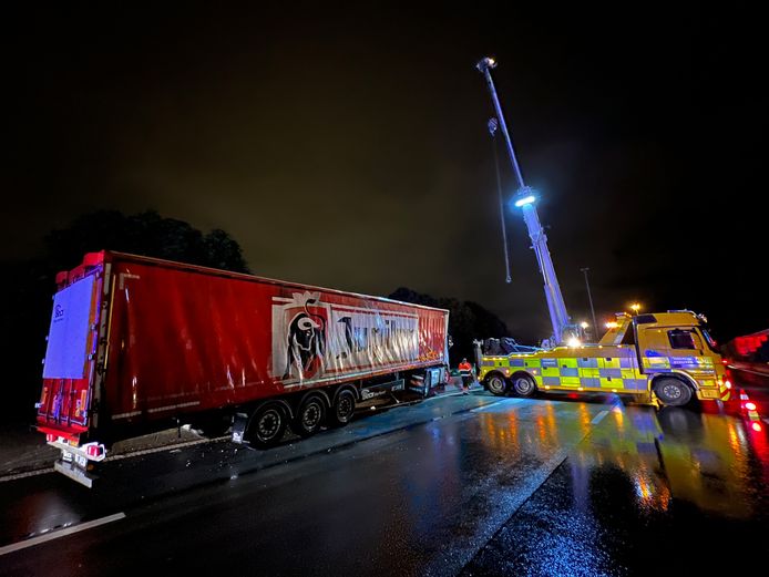 Een vrachtwagen ging vrijdagnacht door de middenberm en versperde urenlang minstens twee rijstroken.