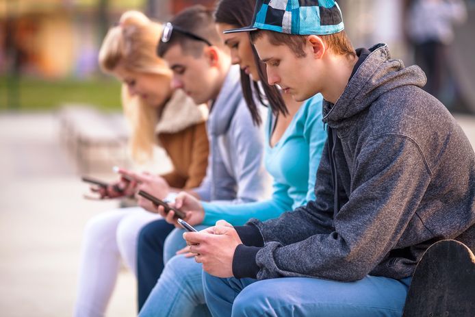 In alle leeftijdsgroepen blijft het gebruik van de smartphone stijgen, maar bij de 18- tot 24-jarigen heeft de groei bijna zijn limiet bereikt. "Zo goed als elke jongvolwassene bezit nu een smartphone. Vijf jaar geleden ging het nog om 59%. Het toestel dient vooral om korte video's te bekijken.