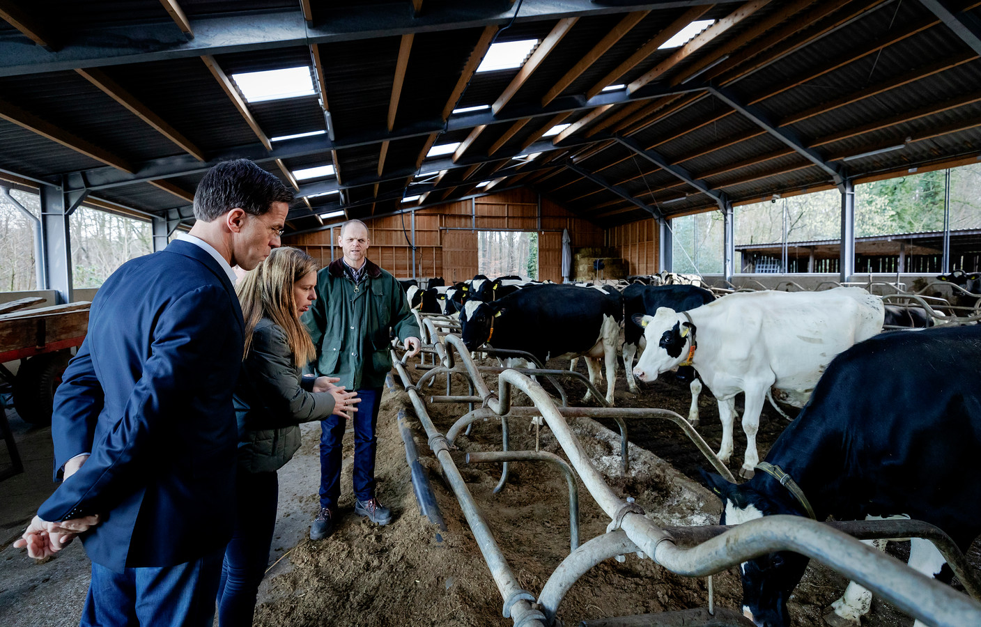 Eerder brachten premier Rutte en minister Schouten (Landbouw) een bezoek aan een melkveehouder.