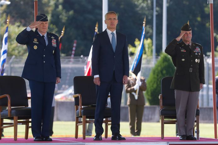 De Amerikaanse generaal Christopher Cavoli (rechts op de foto) is maandag aan de slag gegaan als de nieuwe opperbevelhebber van de NAVO-strijdkrachten. Hij volgt zijn landgenoot Tod Wolters (links op de foto) op. Jens Stoltenberg (midden) zag dat het goed was.