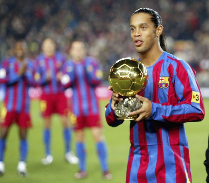 Ronaldinho als voetballer van FC Barcelona met zijn Gouden Bal.
