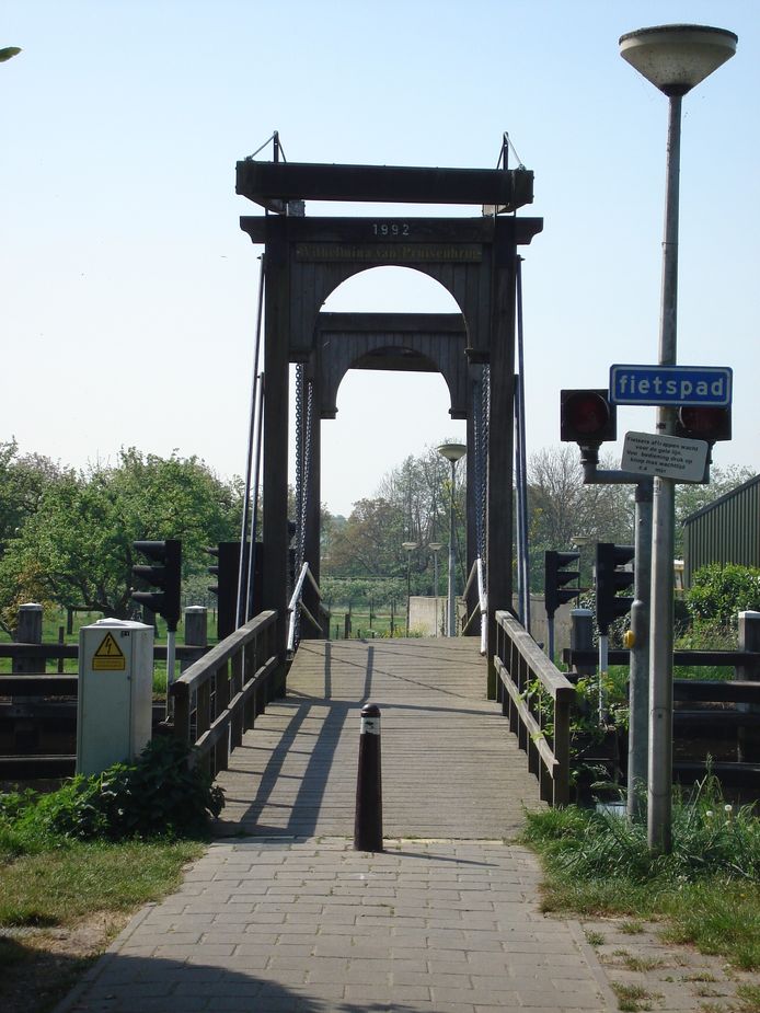 De Wilhelmina van Pruisenbrug, met rechts aan d epaal de knop om de brug te bedienen.