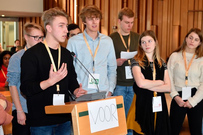 Amersfoortse scholieren debatteren met en tegen raadsleden.