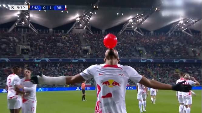 De meest bizarre viering van de Champions League-avond: Nkunku blaast ballonnetje op