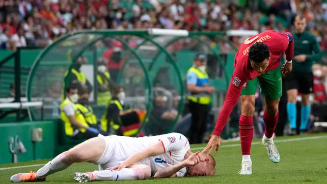 Cristiano Ronaldo ontsnapt aan rood na onbesuisde tackle: ‘Klassenjustitie? Dat helpt altijd mee’