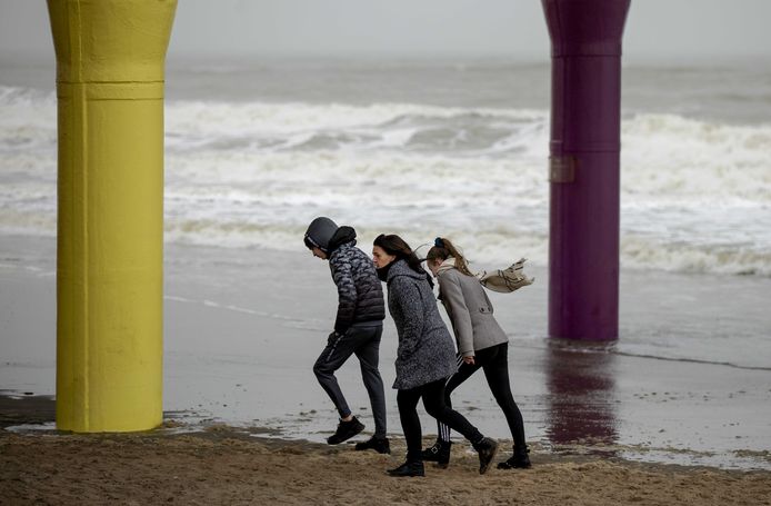 Harde wind op het strand van Scheveningen. Foto ter illustratie.