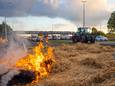 Hooibalen in brand tijdens het boerenprotest op de A28 bij Zwolle