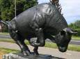 Deze briesende stier die alles aan zijn horens dreigt te spietsen, is het symbool van verzet van de dorpelingen 