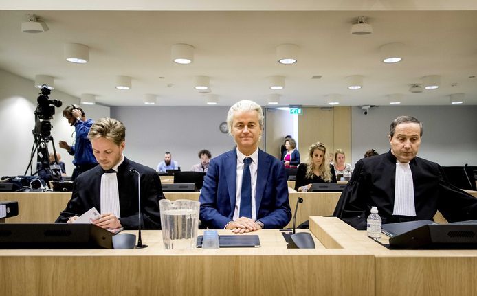 PVV leider Geert Wilders en advocaat Gert-Jan Knoops (R) voorafgaand aan de voortzetting van het hoger beroep in de strafzaak tegen de PVV-leider. De rechtbank bevond de PVV-voorman eerder schuldig aan groepsbelediging en het aanzetten tot discriminatie van Marokkanen, maar legde hem geen straf op.