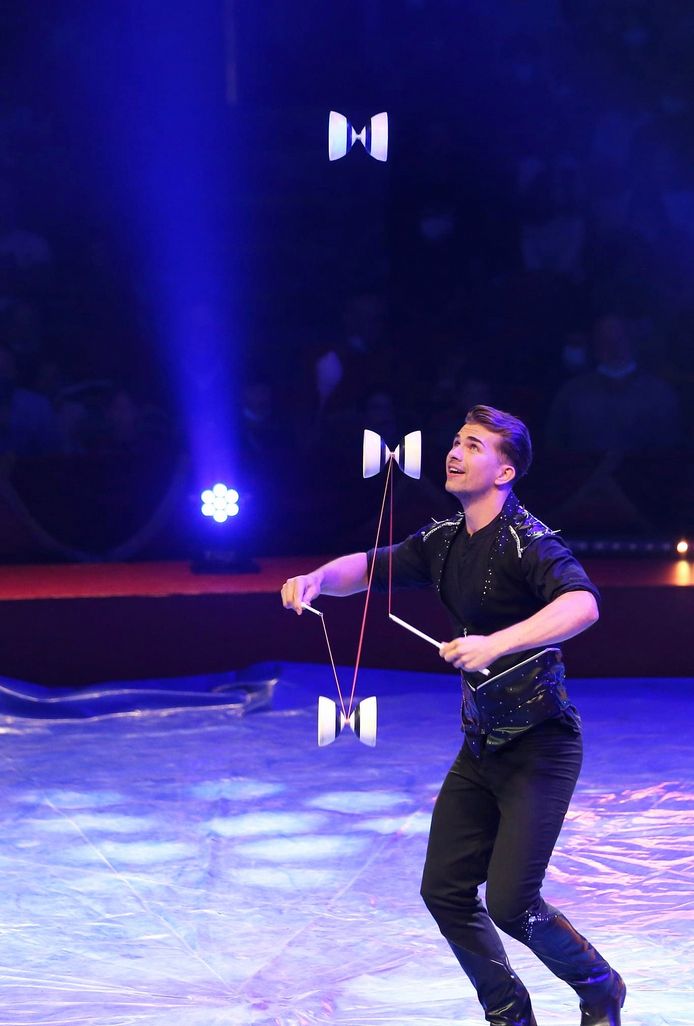 Ezra Veldman met zijn diabolo's tijdens een optreden.