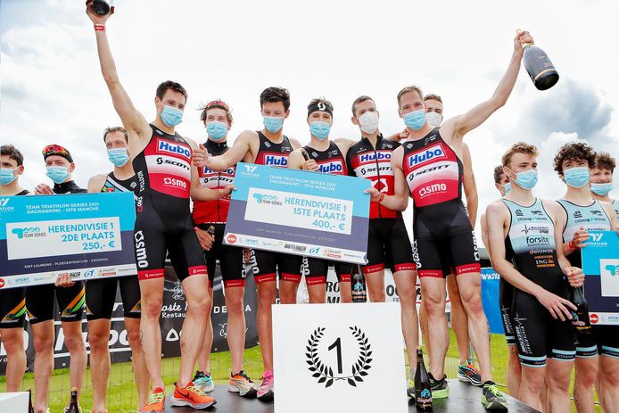 Het SMO-Scott-team mag juichen in de eerste triatlonwedstrijd van het seizoen. Uiterst rechts steekt Simon De Cuyper de champagne in de hoogte, maar ook Basslé, Koolhaas, Naeyaert, Sabbe, Verbelen en Van Hamme juichen mee.