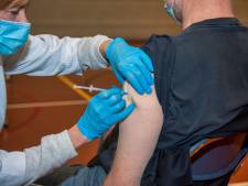 Huisarts verdeelt vaccins noodgedwongen onder kennissen: ‘Zo zonde, zo inefficiënt’