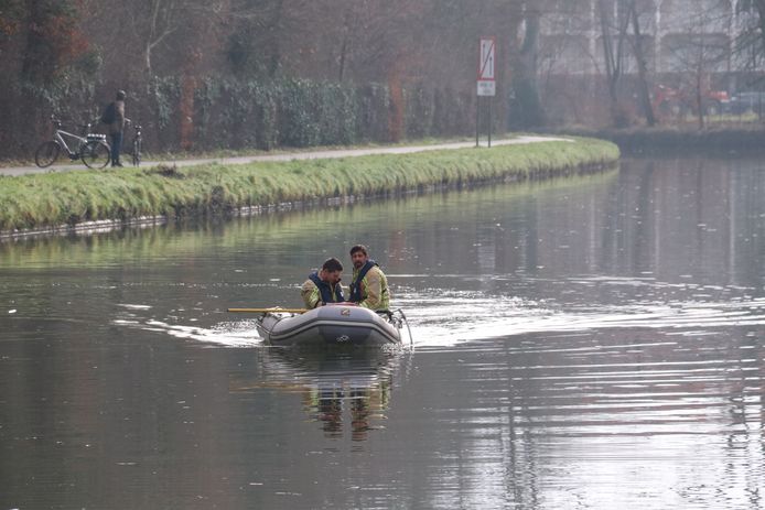 De brandweer zocht met een bootje op het water.