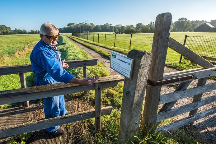 Grondeigenaar Jan Damhuis wijst op een van de bordjes met voorschriften aan het begin van het Mauritspad. 'Blijkbaar leest niemand ze'.