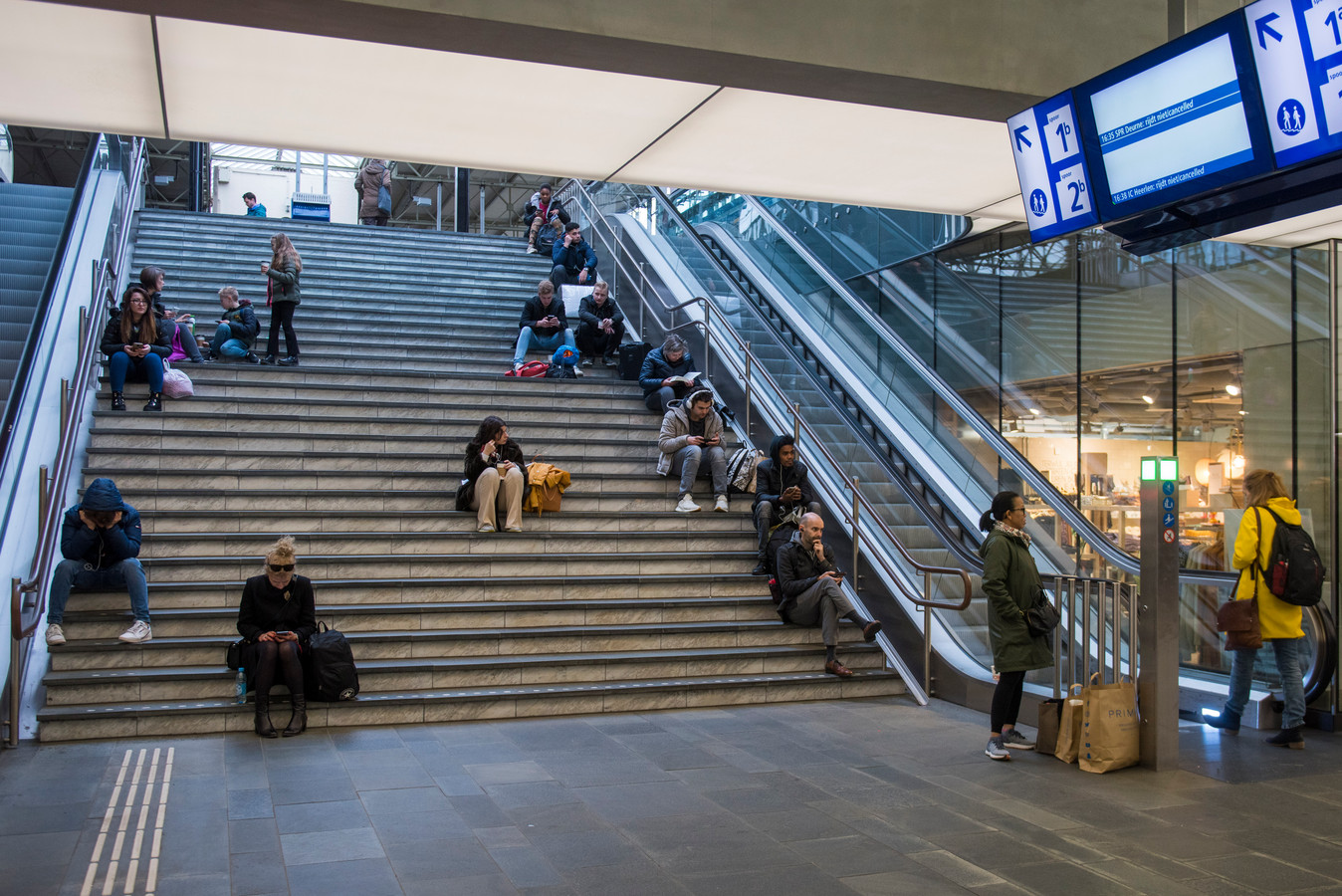 Reizigers op Eindhoven Centraal (archieffoto)