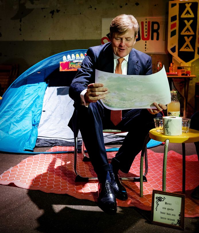 Koning Willem-Alexander bij een van de initiatieven tijdens de jubileumbijeenkomst van het Oranje Fonds.