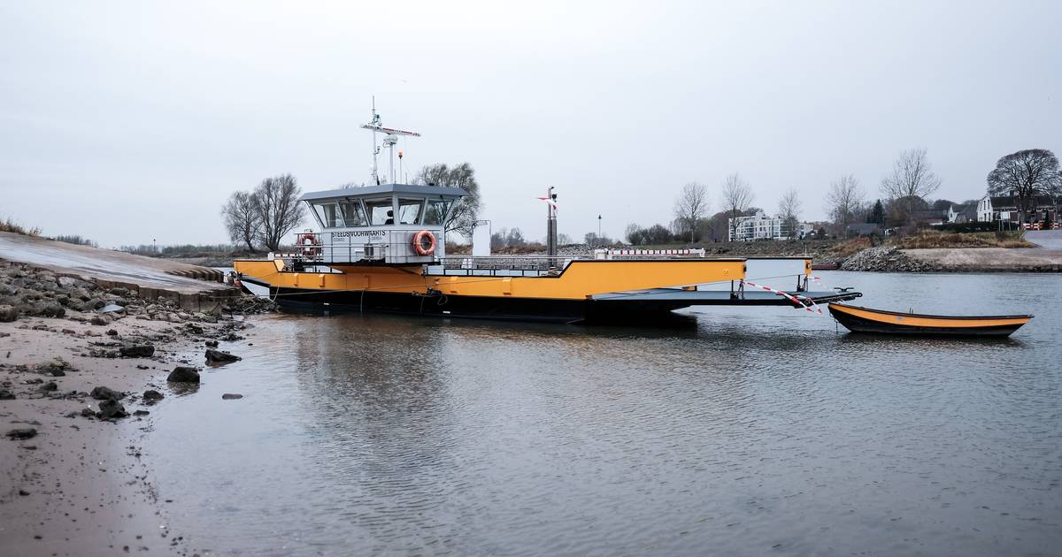 Pont Olburgen-Dieren per direct uit de vaart vanwege storm: pont niet meer te besturen