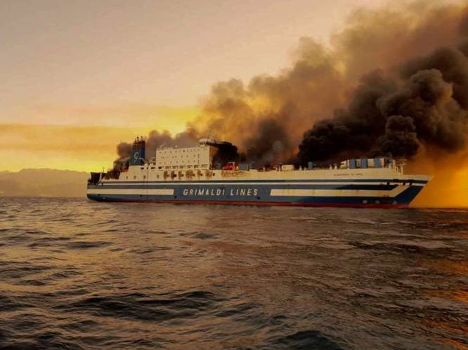 Brand op ferryboot met 288 opvarenden voor kust van Corfu, zeker twee mensen zouden vast zitten