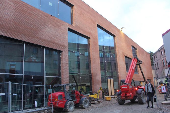 De imposante hoofdingang van het Utopia-gebouw.