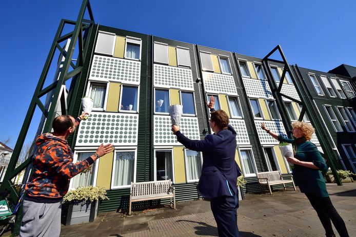 Bloemenactie voor bewoners van het Nieuwe ABG. Vlnr: Daan Kagchelland, diaken Anton Janssen en locatiemanager Marita Pieters.