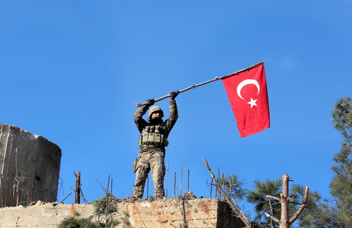Een soldaat met een Turkse vlag aan de Koerdische enclave Afrin in Syrië.
