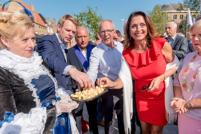 Wendy Van Wanten opent de Kaasmarkt.