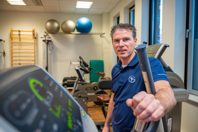Fysiotherapeut Marcel Leussink van gezondheidscentrum Wesselerbrink is woedend omdat Menzis aanvullende verzekeringspakketten stiekem heeft uitgekleed. „Nee zeggen is geen optie. Dan raak je je contract met je verzekeraar kwijt, wat het werken voor Menzis-verzekerden onmogelijk zou maken.”