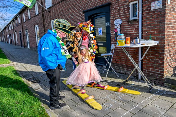 De opdrachten waren niet allemaal even gemakkelijk, tijdens de kinderspeurtocht die zaterdag is gehouden in Standdaarbuiten.