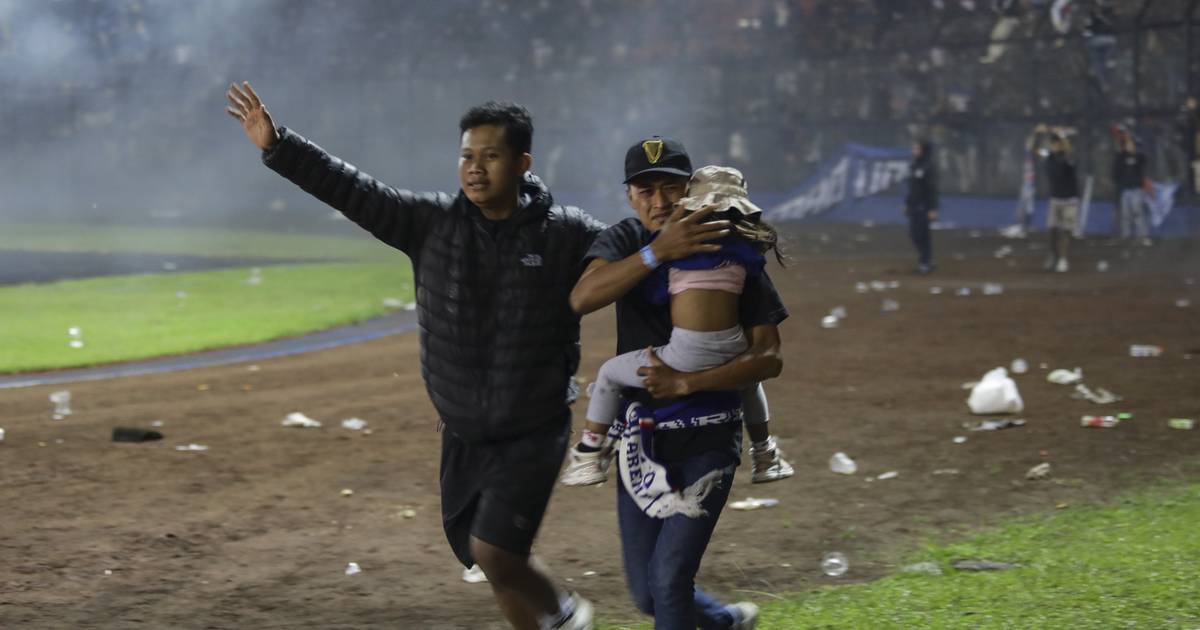 Pertandingan Sepak Bola di Indonesia Berakhir Dengan Pertarungan: 125 Suporter Tewas Akibat Penindasan |  Bencana stadion di Indonesia
