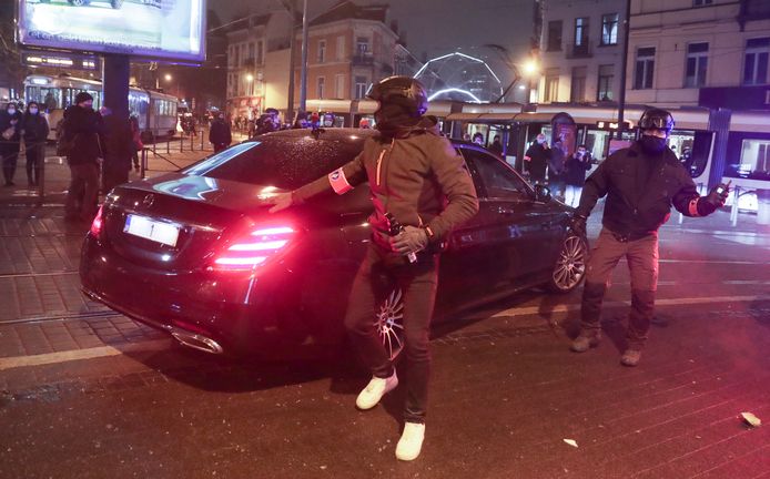 Vlak bij de rellen aan het Noordstation dook ineens de auto van koning Filip op.