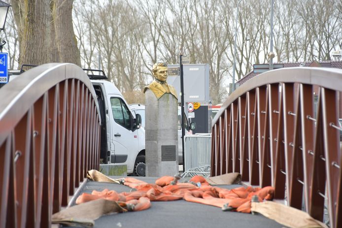 Johan Hendrik van Dale, de beroemde onderwijzer en woordenboekmaker uit Sluis, richt zijn blik voorbij de nieuwe voetgangersbrug.