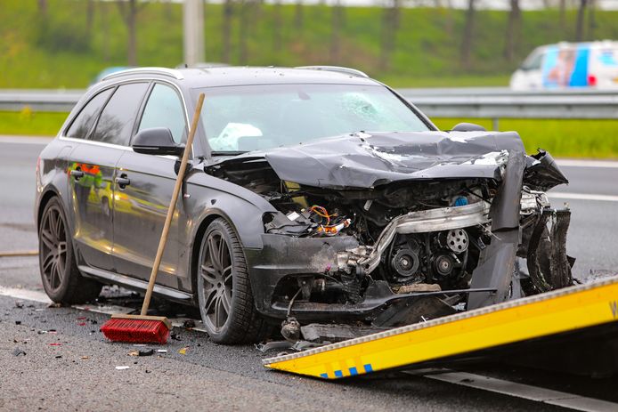 Bij een kop-staartbotsing raakten een bedrijfswagen en een personenauto zwaar beschadigd.