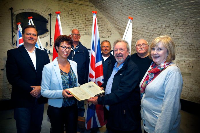 Pilotenpet Logboek En Medailles Naar Museum Over Geallieerden