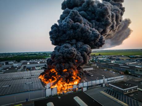 Brand verwoest zeker drie bedrijven in Ter Aar, vuur bijna uit