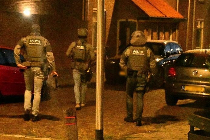 Vrijdagavond kort voor middernacht heeft de politie samen met de Dienst Speciale Interventies (DSI) een inval gedaan in Enschede.