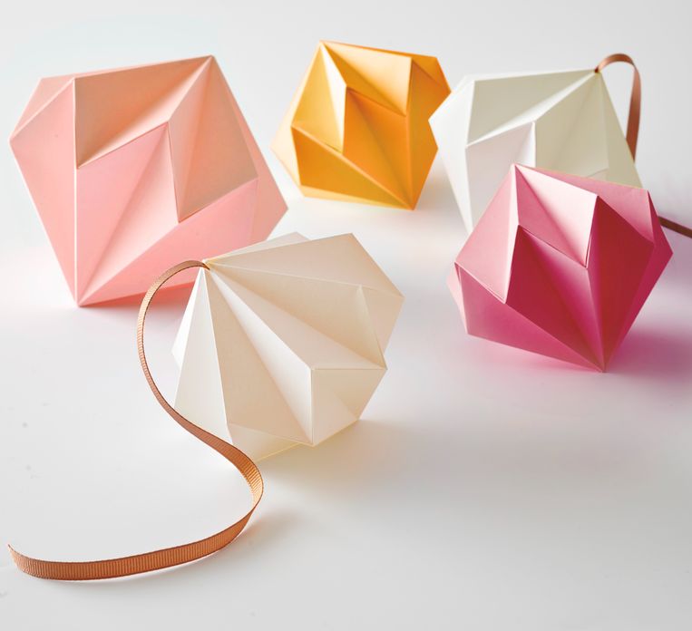 Origami DIY: pronkstukken voor in de boom Beeld Renee Frinking