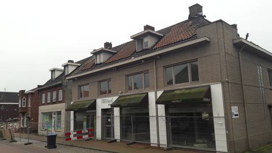 Ook de panden Raadhuisstraat 20, 22, 24 en 26 in Hoogerheide gaan deze maand tegen de vlakte om plaats maken voor een nieuw zorgcomplex.