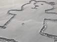Iemand tekent gigantische beer in sneeuw en iedereen vraagt zich nu af hoe navel werd gemaakt