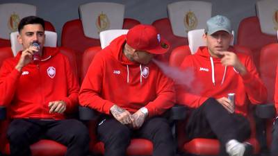 BEKIJK HIER. Hoe Radja Nainggolan uur voor de match op Standard e-sigaret rookt, coach Van Bommel blijft op de vlakte: “We moeten eerst de beelden zien”