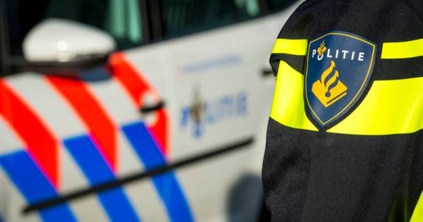 Een 43-jarige man uit Apeldoorn heeft vrijdag een celstraf opgelegd gekregen van zes weken voor onder andere het in het gezicht hoesten van een agent in Soest .