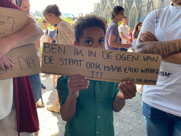 De actie onder de Stadshal tegen de 'klassenjustitie': zelfs kleine Emmanuel (7) maakte al mee dat kinderen niet met hem willen spelen omdat hij bruin is
